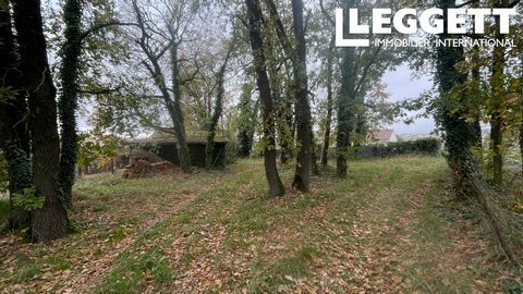 A25824SCN16 - This pleasant plot of land is located in the commune of La Couronne, in a quiet hamlet, ideally situated close to the N10. - Flat plot, surface area 545 m², with trees. - Soil study carried out - Connections at the edge of the plot - Tw...