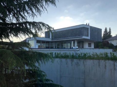 Situation rare : Proche frontière suisse, autoroute et aéroport de Bâle/Mulhouse, à 5 minutes de Mulhouse, sur les hauteurs d'une commune prisée, nous vous proposons une séduisante villa d'architecte de 2018 sans vis-à-vis aux principes « Feng Shui »...