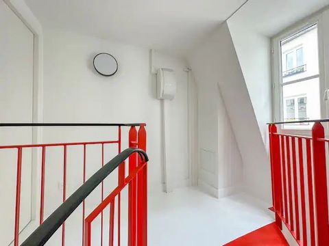 Welcome to this captivating T2 apartment situated on the 2nd floor of a stunning and luminous building in the 2nd arrondissement of Paris. Boasting a comfortable 32m2 living space, this beautifully renovated apartment offers a seamless blend of moder...