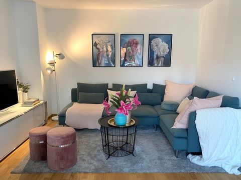 This beautiful, bright apartment was completely renovated to a high standard just a year ago and is facing the spacious, green inner courtyard. The flat includes a cosy living and dining room with a sunny balcony and views into the courtyard, a spaci...