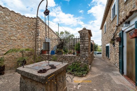 Sky Solutions verkauft rustikales mallorquinisches Stadthaus im malerischen Dorf Alaró zusammen mit 2 Grundstücken, auf denen sich eine Wohnung befindet. Es hat einen herrlichen Blick auf die Sierra de Tramuntana und liegt am Rande des Dorfes. Das Ha...