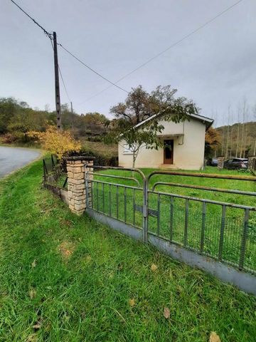 What an asset for this small house, its price first, its condition, its enclosed garden and just next to it a plot of land at the water's edge which could make a magnificent vegetable garden and the proximity of Villefranche du Périgord., it includes...