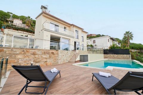Beautiful modern villa with private pool and sea view located in a residential area 2 km from the center and the beach of Lloret de Mar, one of the most charming towns on the Costa Brava. This house is ideal for enjoying a family holiday on the Costa...