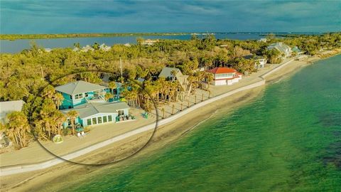 Entfliehen Sie ins Paradies, wo unberührter Sand auf das azurblaue Wasser des Golfs von Mexiko trifft. Eingebettet in üppiges tropisches Laub erstreckt sich dieses bemerkenswerte Strandhaus im Key West-Stil mit vier Schlafzimmern über mehr als 3.200 ...