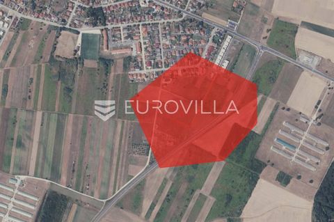 A unique opportunity for investment in a building plot of 1013 m2 located in the beautiful surroundings of Hrašćica, not far from Varaždin. This spacious land has everything you need for the successful construction of a residential building, and it i...