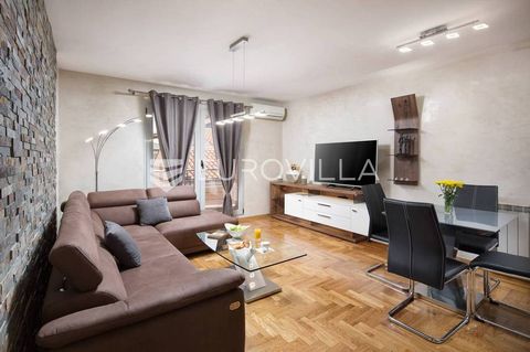 Istra, Pula, luxury apartment rental in the city center with two bedrooms. In the center of Pula, just a step away from historical landmarks such as the Temple of Augustus and the famous Roman Forum, which is rich with renowned restaurants and charmi...