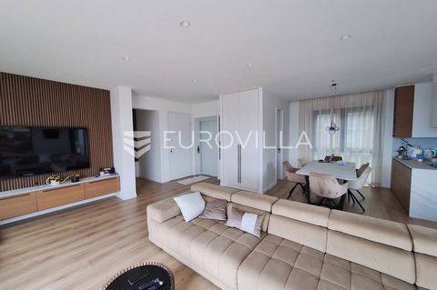 Opatija, Center, a unique opportunity to rent a four-room designer PENTHOUSE NKP 250 m2 located in the heart of Opatija, with an incredible view of the Adriatic Sea. This apartment combines sophisticated design with modern technology, providing you w...