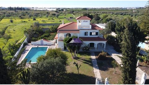 Fantastic villa in Alagoa in Altura, with a total area of 1240m2! OFFER OF ANOTHER 600M2 TO BE ATTACHED TO ANOTHER ADJACENT ARTICLE! Discover your dream getaway in this spectacular villa, strategically located in the charming Alagoa in Altura. Enjoy ...