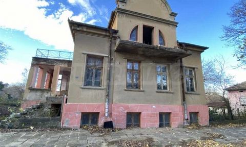 SUPRIMMO Agence : ... Nous vous présentons à la vente une maison dans un style bulgare authentique. La propriété est située dans la ville de Dunavtsi. La maison a deux étages avec une superficie totale de 224 m² (112 m² par étage) et a la distributio...