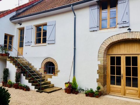 This lovingly and exceptionally high quality restored old vignerons house is conveniently located on the edge of the famous and beautiful town of Pommard itself. In these spacious rooms, the modern and yet antique look has been created with care and ...