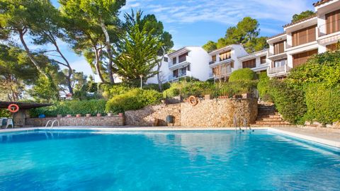 Simple apartment located in Llafranc, 500 m from the beach and village center. There is a communal pool and garden in a quiet area. Outdoor carport. In the northeast of the Iberian Peninsula, a most perfect mix of colors is what you find on the Costa...