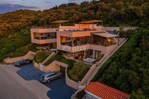 DUBROVNIK, KORČULA - Luxury villa for sale This luxurious villa represents an incredible synthesis of elegance, comfort and top-quality amenities, creating a perfect haven of luxury only 100 meters from the seashore. Built as an architectural masterp...
