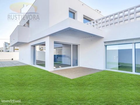 4 bedroom single-family house, new, of contemporary architecture, with patio and backyard, located in Évora, in the 'Jardins da Casinha' subdivision. This is a reference project in the city of Évora, with a charming design, valuing wide, functional l...