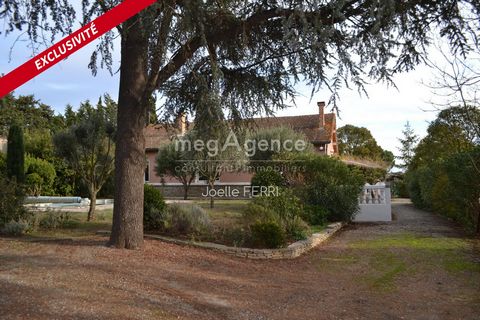 This beautiful, quiet property not overlooked is located 10 km, or 13 minutes, from Carcassonne and a commercial area. With a living area of approximately 189 m2, on a plot of 1500 m2, fenced and wooded, this vast residence offers you beautiful volum...