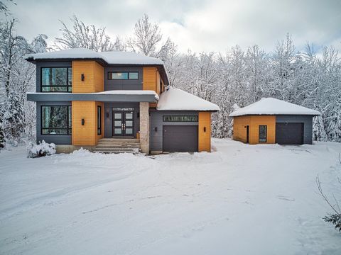 DOMAINE FOREST. Magnificent contemporary residence nestled on 1.11 acres of wooded land. Privileged access to Grand Lac Brompton. Kitchen equipped with a central island with quartz countertops and a large walk-in pantry with sink. 5 bedrooms, 2 bathr...