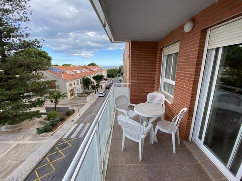 Apartment for sale in Sant Carles de la Rapita. Just 5 minutes walk from the beach. They have an area of ??58m2 that is distributed in living dining room, kitchen with opening to the dining room, 2 bedrooms, 1 bathroom and terrace with unobstructed v...