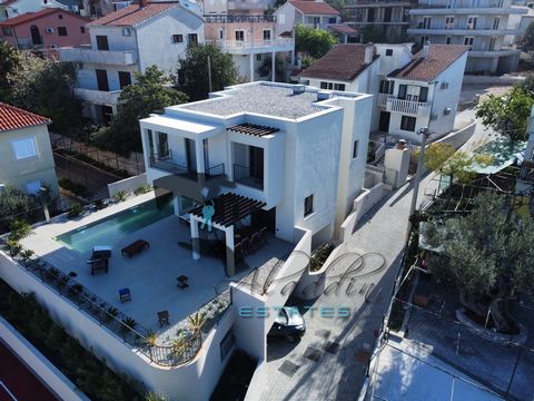 Super luxurious and modern villa on three floors in Okrug Gornji, in the second row to the sea. Newly constructed, with 233 m2 of living space, a spacious terrace of 75 m2, outdoor heated pool of 32 m2 and a well-landscaped garden of about 382 m2, on...