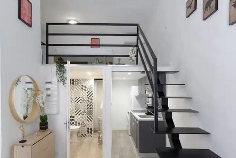 Enjoy elegant, central accommodation in Marseille, just a 5-minute walk from Joliette metro station and the lively heart of the district. Ideally located, this flat offers easy access to the main attractions, including the Terrasses du Port shopping ...