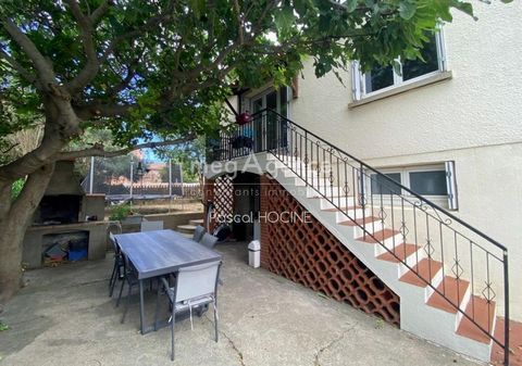 In a town with all amenities 20 km from Narbonne, house 113 M2, 4 bedrooms on land of 480 M2 (swimming pool). It consists of an entrance with cupboard, an open fitted kitchen with its bar, onto a beautiful bright living room with a fireplace and acce...