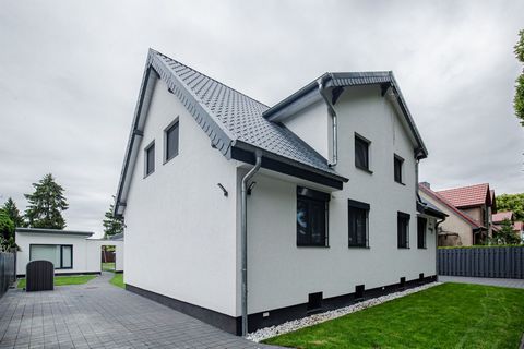 The house is located in Hennigsdorf in a quiet and well connected environment. The guest house offers the possibility to receive guests or to be used as an office. The sauna offers relaxing wellness moments. Outside there is a large pool (heatable). ...