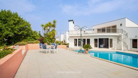 Detached house , for sale , in the coastal area of the North , just a few meters from the beach and the village center of Apúlia , in Esposende . With classic design, noble and quality materials, allows you to enjoy a large garden , with several corn...
