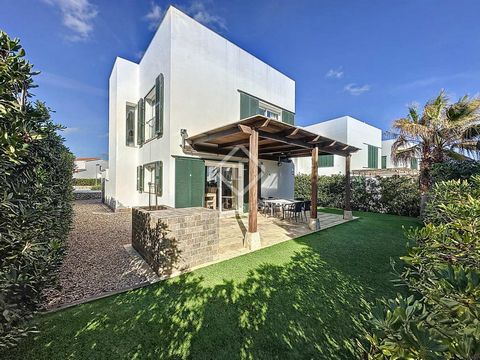 Lucas Fox presenta esta preciosa villa de 134 m² en dos plantas con jardín privativo de 400m² y solárium con vistas de 360º, ubicada en la urbanización de Punta Grossa a escasos minutos andando de la preciosa playa de Arenal d'en Castell. La vivienda...