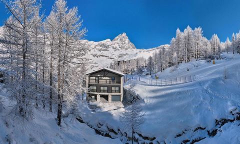 Это уникальное роскошное шале - идеальный выбор для любителей зимних видов спорта, которые ищут спокойствие и комфорт. Дом расположенный в потрясающем альпийском окружении с легким доступом к лыжным склонам, он является идеальным местом для семейного...