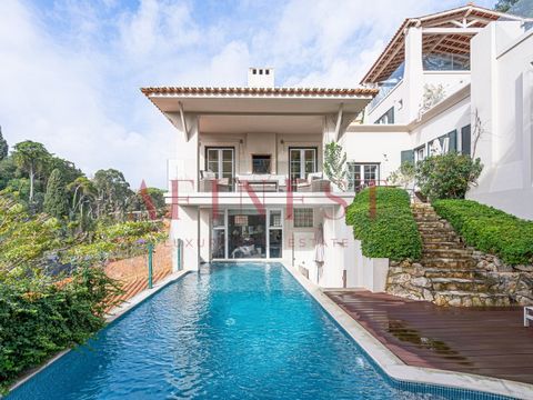 ARE YOU LOOKING FOR A VILLA WITH A GARDEN AND POOL IN ESTORIL? FOUND! COME AND MAKE THIS HOUSE YOUR HOME The areas of this house are distributed as follows: Ground floor with entrance hall (9m2), suite (13.32m2) with direct access to a terrace and st...