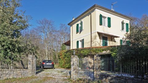 Elegant detached house located on the first hill in La Rocchetta, Lerici, located within a park with typical native plants and dry stone walls. The property, surrounded by a beautiful garden, has convenient driveway access to a large parking area whi...
