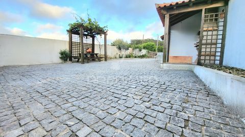 We present a charming small single storey stone villa, located in the beautiful region of Vairão, which will surely enchant you. With a total of 4 bedrooms, this property offers a cosy and comfortable atmosphere for the whole family. Upon entering th...