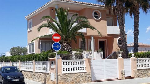 Spectacular single villa on Nules beach, within a plot of 400 m2. The villa has a constructed area of 200 m2 which are distributed in 3 bedrooms, all of them doubles, 2 bathrooms, spacious kitchen, fully equipped. In the living room there is a lot of...