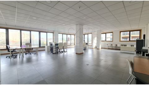 Spacious and bright office in the Portela Business Center Development, in Carnaxide, Oeiras. Atelier for Commerce and Services, consisting of reception hall, meeting room, large room and toilet on the 1st floor. It has 5 parking lots on the -3 floor....