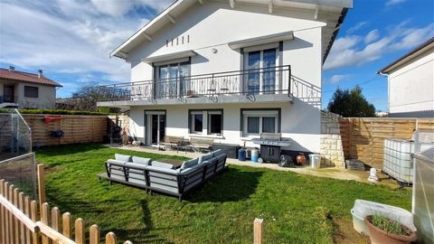 LARGE WARM AND BRIGHT TOWM HOUSE WITH GARDEN 'SAINT GAUDENS TOWN CENTER'. Come and discover your next house, located in a quiet area of Saint Gaudens. Spacious and functional, and it offers 160 m² of living space divided by 2 levels. As in the '60s, ...