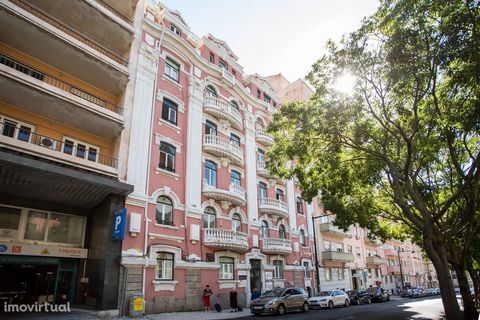 Located in one of the most emblematic and main avenues of Lisbon, Avenida António Augusto Aguiar, I present you this unique property of 8 rooms. Currently equipped and functioning as a clinic, this property still has the possibility of being converte...