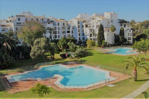 Located in Puerto Banús. PUERTO BANUS - MARBELLA - Apartment with 2 bedrooms and 2 bathrooms located in a gated complex in the heart of Puerto Banus. Its beautiful garden and large common areas make this complex a place of rest and tranquility in add...