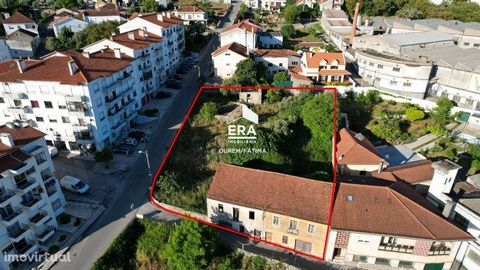 House/building for reconstruction overlooking the mountains. The house is divided into two parts, one of which we can find on the ground floor two large rooms and on the first floor, three bedrooms, bathroom, living room and kitchen with access to th...