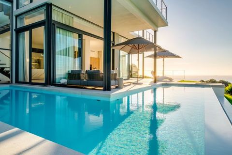 Willa w: Camps Bay Genießen Sie den exquisiten Wohnraum (ca. 1000 qm) samt außergewöhnlichem Meerblick in dieser luxuriösen zweistöckigen Villa (REF#R1998998), die sich in Top-Lage auf einem 866 qm großen Grundstück in Camps Bay/Kapstadt befindet. Di...