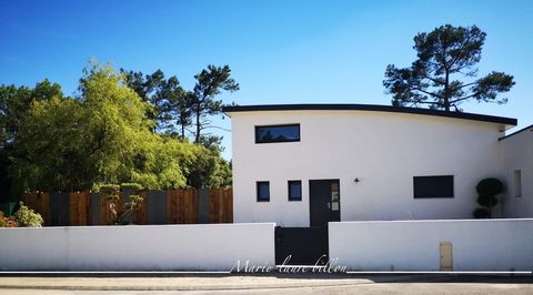 SAINT HILAIRE-DE-RIEZ, maison construite en 2012 de style contemporaine (180 M2), de plain pied avec une mezzanine, un garage double, un jardin paysagé et aménagé, une piscine chauffée et un spa. Côté jour : une entrée avec un escalier suspendu pour ...