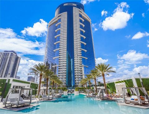 Live in a 5 Stars Building! More than 45 amenities. Beautiful and new studio with a separate space for the bedroom. Spacious bathroom with shower and tub. Modern big kitchen. Full washer/dryer. Excellent location! Paramount Miami World Center is an i...