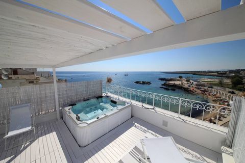 PUGLIA - BARI - MONOPOLIES Overlooking the crystal clear waters of the Adriatic Sea, this stunning 5-storey building located in Monopoli offers a unique opportunity for those seeking a luxury coastal residence or a profitable investment in the touris...
