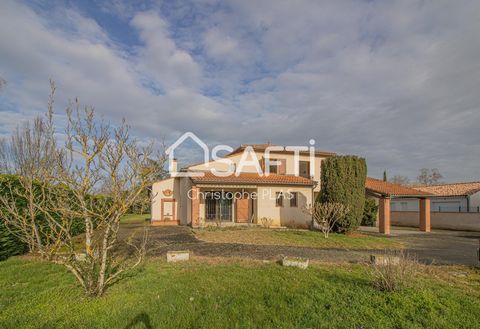 Close to shops, the city center and the Carbonne train station, come and discover this magnificent 80's architect-designed house set on land of more than 2700m². With 192m² of living space and on two levels, it offers generous volumes. You will find ...