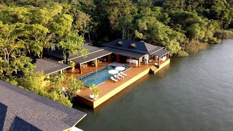 Ce joyau est situé sur les rives du Rio Dulce de Guatemala, à 5 minutes de l’aérodrome et à 15 minutes de la route d’accès. Au milieu d’une nature tropicale, 5 bungalows sont regroupés autour d’un bâtiment principal. Un total de 1 600 m² habitables d...