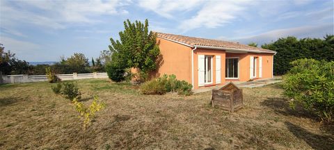 Single-storey house (year of construction 2007) located on flat land, with swimming pool of approximately 1000 m2, completely fenced. The entire house is double glazed, with insulated attics, inertia heating, electric roller shutters. It is located i...