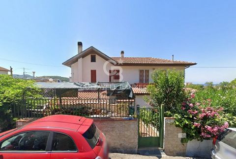 Splendid opportunity in Agropoli! Located in Via degli Ulivi, a short distance from the San Marco seafront, this portion of the villa offers a large space of 130 m2 just waiting to be transformed according to your tastes. The property is in need of r...