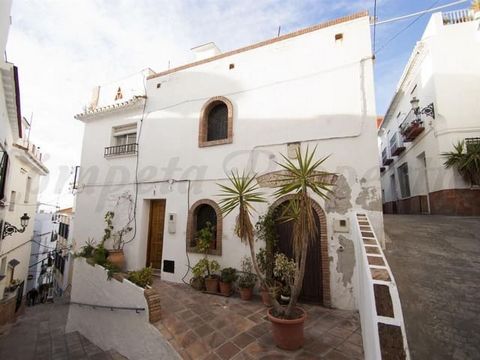 Townhouse in the heart of Torrox for your holidays, 3 bedrooms, 3 bathrooms, terraces, sea view.