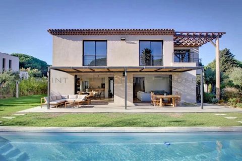 This property is situated in walkin,g distance to the beach and to the center of Saint Tropez. The newbuilt villa offers large bright rooms. It was decorated with much taste. Main level: – Open plan kitchen with access to the back kitchen and laundry...