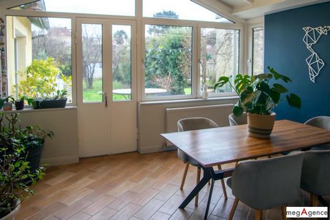 Welcome to a house combining the charm of the old and the modern, ideally nestled in a suburban street out of sight. A premium location 12 minutes from Place Ambroise Courtois and its famous Avenue des Frères Lumière. It is supplemented by a garage, ...
