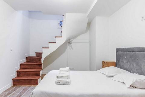 Welcome to our charming, recently renovated studio apartment, nestled in one of Neuilly-sur-Seine's most prestigious districts. Ideally located in the heart of the city, our 34m2 flat is the perfect getaway for travellers seeking comfort, elegance an...