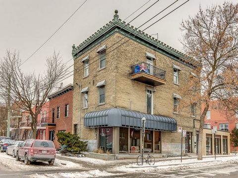 Seize this outstanding investment opportunity on the Plateau. This semi-commercial quadruplex offers remarkable profitability and proven stability. Currently, the ground floor is vacant for the buyer. The east portion of the building was renovated in...
