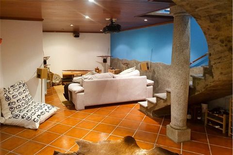 Dieses 3-stöckiges gepflegter Haus in einem malerischen Landschaft und ruhigen Gegend nur 20 Minuten von der Innenstadt von Porto entfernt. Das Haus besteht aus 3 Schlafzimmer, Büro und Wohnzimmer, sowie 3 WC, 2 Badezimmer, grossem Attika (Dachboden)...